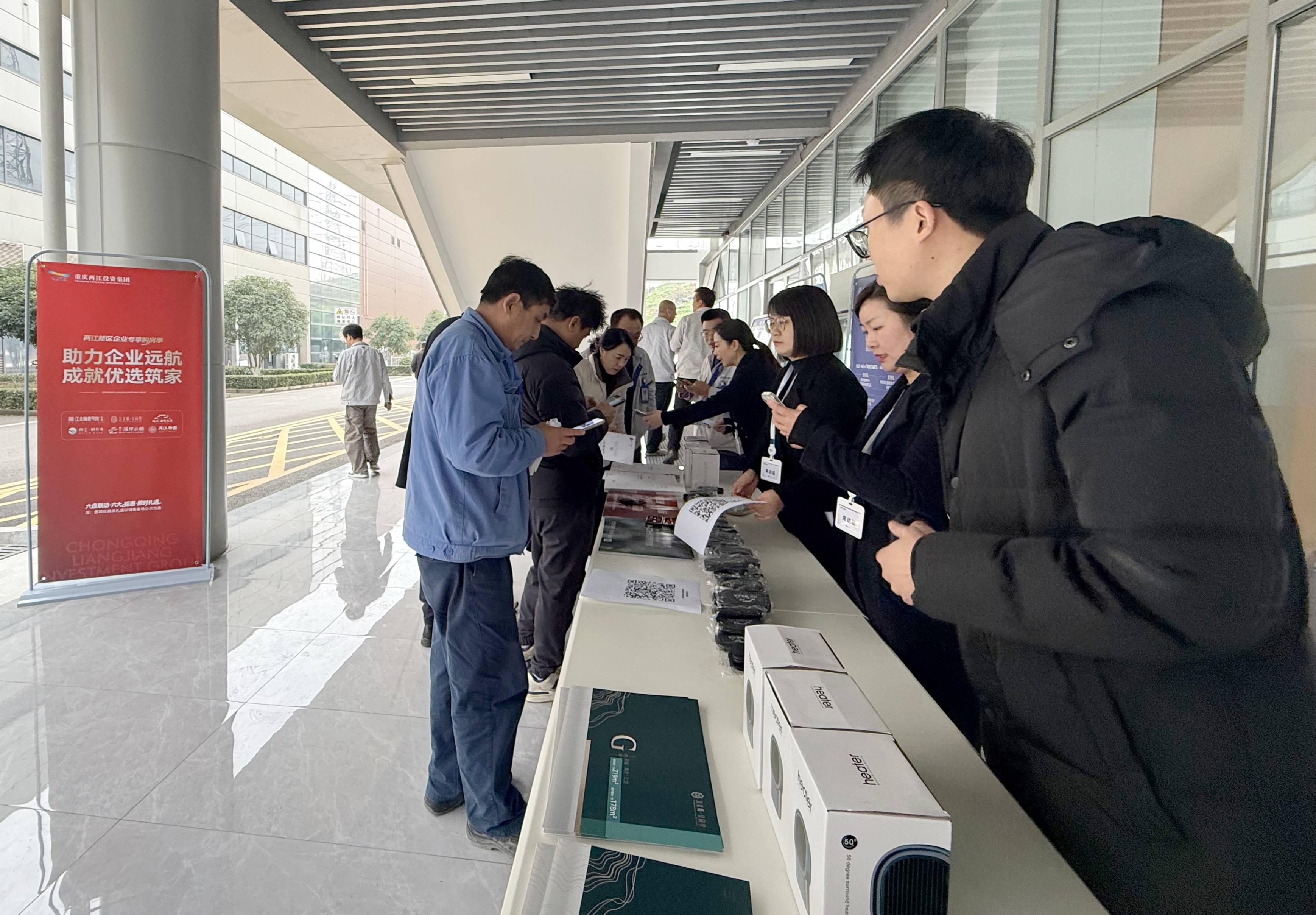 工作人員為鑫景玻璃員工詳細解讀房源詳情。 江北嘴公司供圖(1).jpg